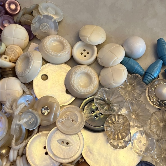 Assorted Vintage Buttons Lot lucite mother of pearl etc - Picture 9 of 9